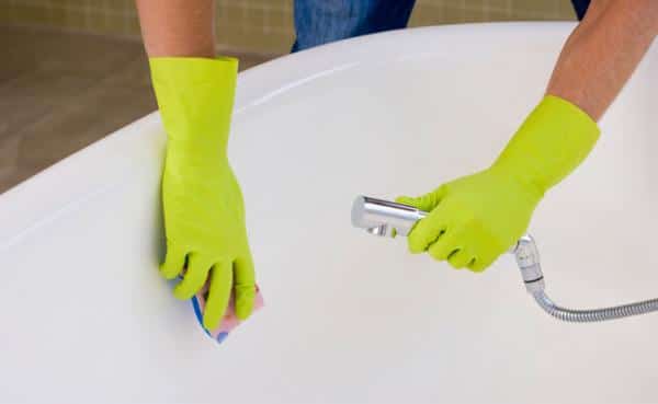 Como limpar uma banheira
