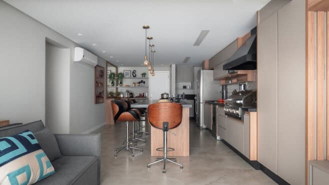 cozinha-gourmet-com-churrasqueira-valoriza-projeto-de-apartamento-de-solteiro-com-80m²-6